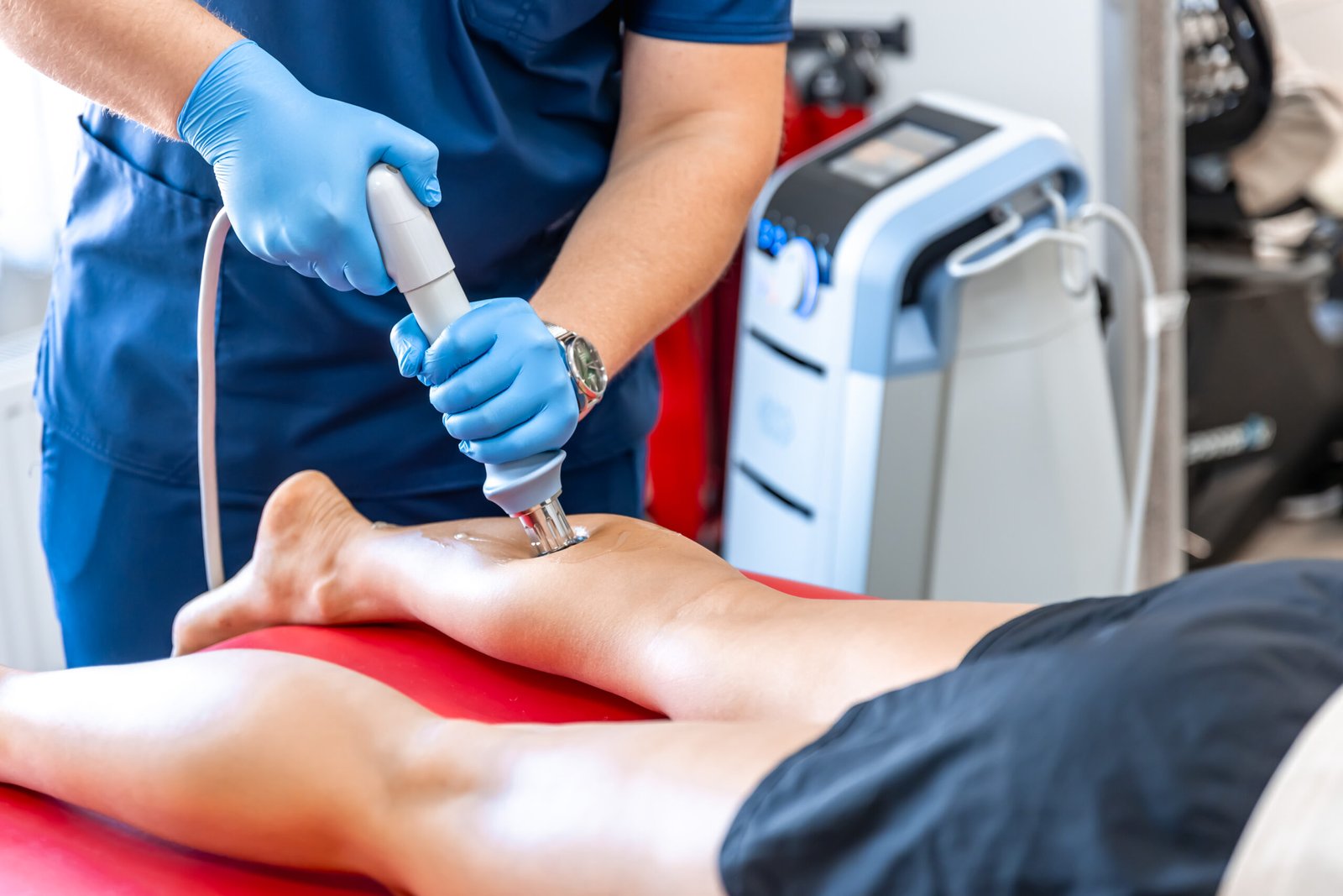 Physical therapy of the shin with shock wave, extracorporeal shockwave therapy. - kulkarnisclinic.com